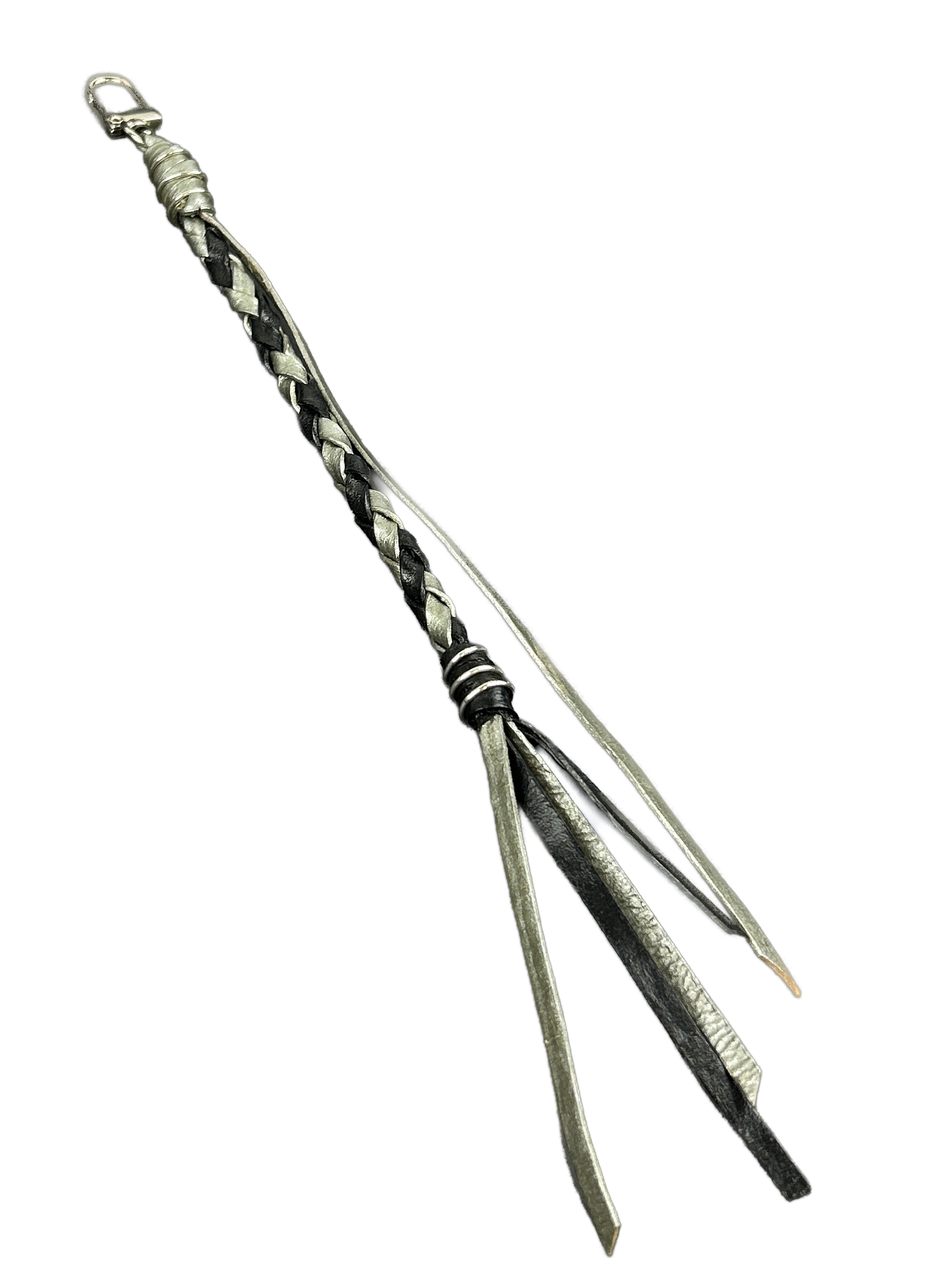 GEFLOCHTENER RINDSLEDER ANHÄNGER – SILBER