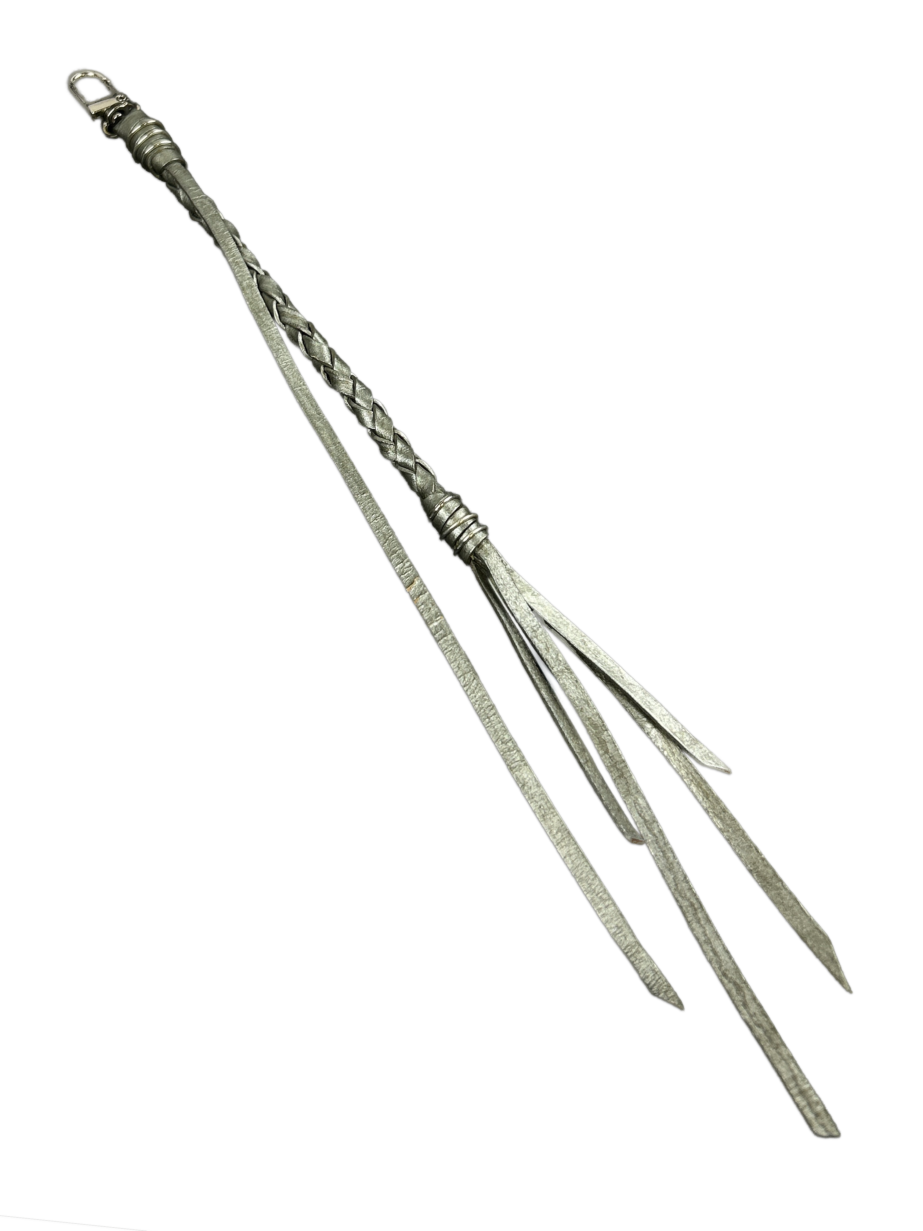GEFLOCHTENER RINDSLEDER ANHÄNGER – SILBER